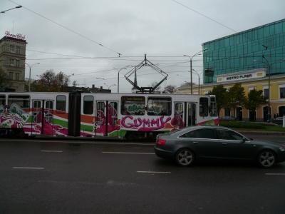 ホテル前にを通る市電