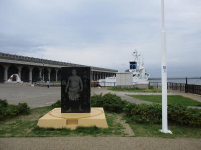 北防波堤ドーム公園内に立つ記念碑