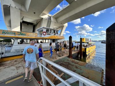 「アメリカのベニス」と呼ばれる運河の街、水上タクシーで豪華な邸宅やヨットを見ながらのクルージングを兼ねて移動