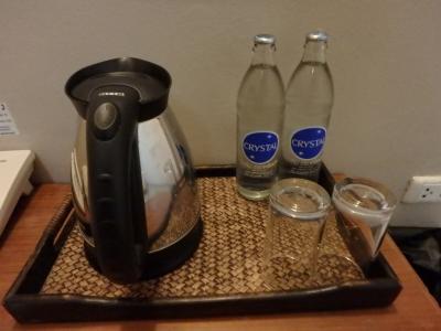 サービスで瓶入りの水が２本用意されている