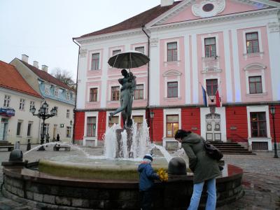 エストニア・大学都市タルトゥ：ラエコヤ広場には美しい市庁舎、市民に愛される「キスする学生の噴水」が立つ。