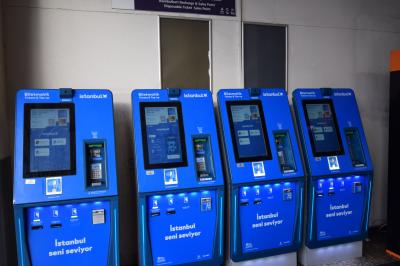 イスタンブールカード販売機が青色に代わっていました