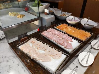 ラウンジの夜の軽食