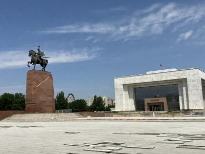 広場の半分は工事中でした（２０２４．６）