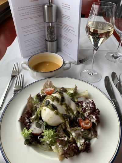 ディナーのブラッターチーズのサラダ