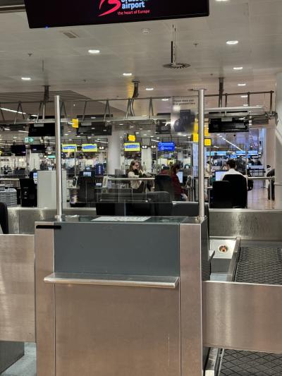 ブリュッセル空港のANAカウンターのオープン時間