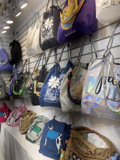 エコバッグやKPOPのお店あり