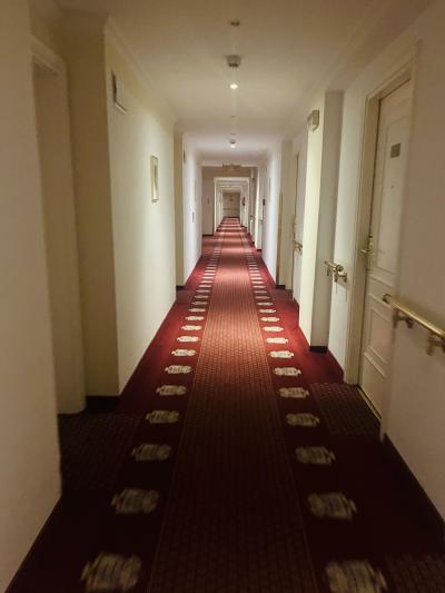 シャイニングに出てきそうな廊下