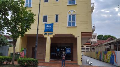 黄色の建物は目立ってわかりやすい