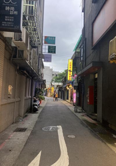 横の路地には、