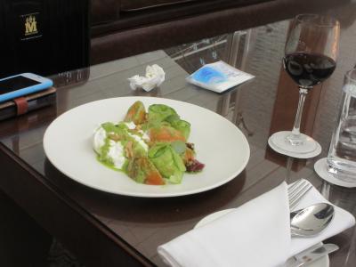 往路のビジネスクラスラウンジと違って格段に良かった復路のファーストクラスラウンジ