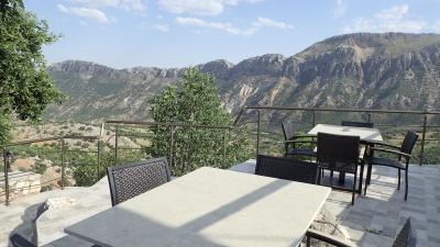 渓谷を望むテラス席