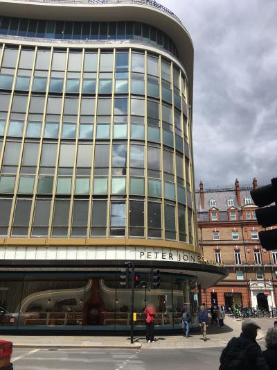 寝具と奇妙なBBQで出迎えられる