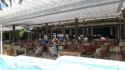 海岸に面した洒落たレストラン