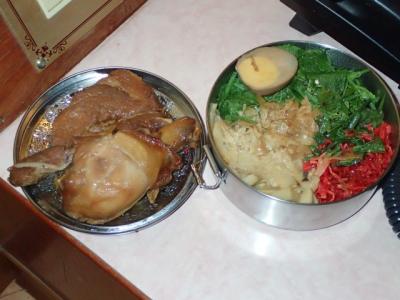 鶏肉、豚肉、野菜などなどがぎっしり詰まっていた