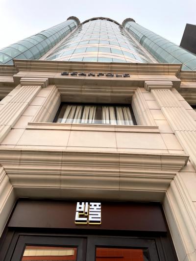 商業高層ビルの上階です。フロントは１階。