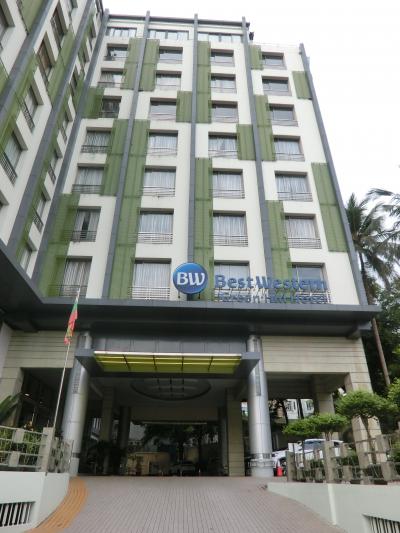 立地は良くないですが、目の前にスーパーがあります。