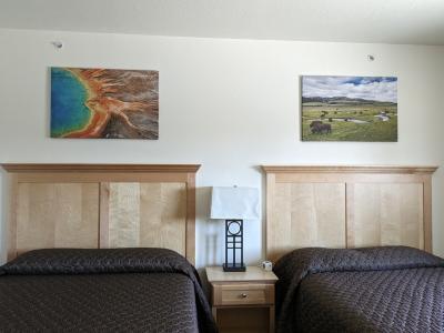 ベッド上はイエローストーンの写真