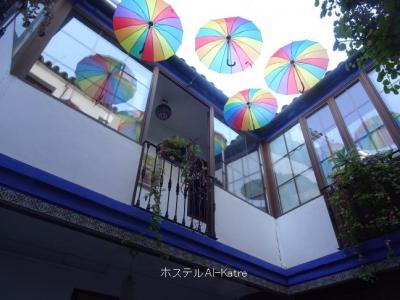 吹き抜けの中庭には可愛いコウモリ傘が