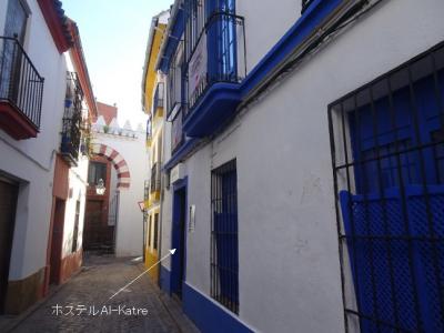 ご覧のように雰囲気のある小径にホステルはあります