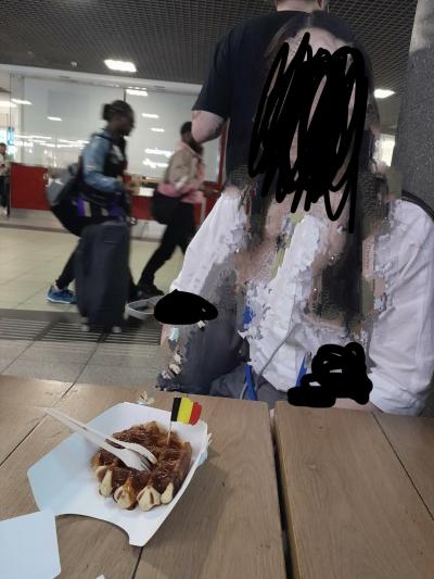 構内にいくつもワッフル屋さんがあります