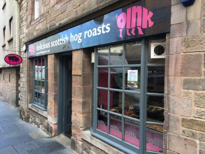 豚の丸焼きにBrown Bread +Haggis + mustard mayoを