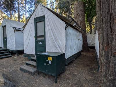 テントキャビンと熊ロッカー