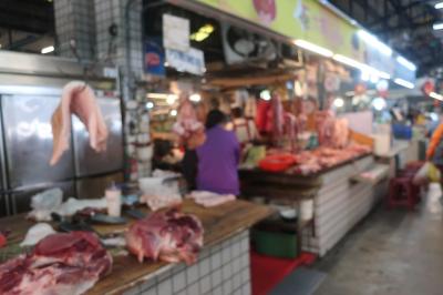 地元民で賑わう小売市場