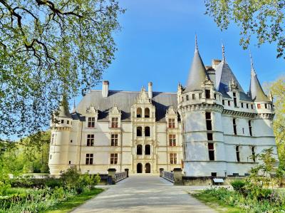 アンドル川に浮かぶように建つ美しい古城