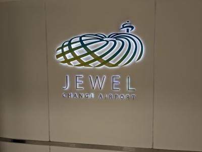 空港直結だが結構歩きます。