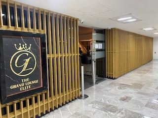 このラウンジは、あまり好きになれなかった。