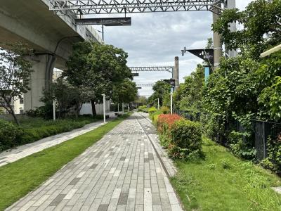 古い線路の上を歩ける