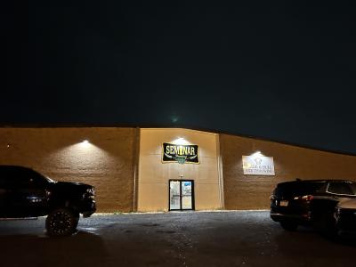 フローレンスの郊外にある広々としたブリュワリー、アックススロー併設