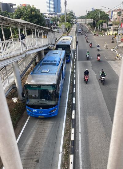 トランスジャカルタも近いけど路線が分からん…