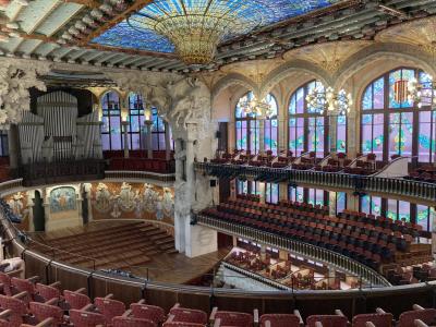 ステンドグラスと彫刻が素敵♪