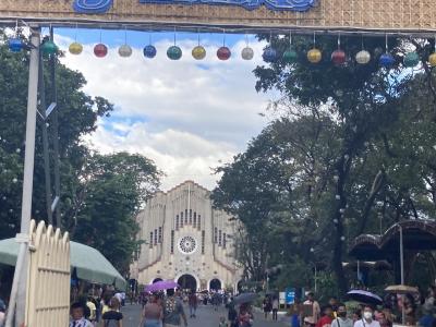 バクラランマーケットの中にある教会