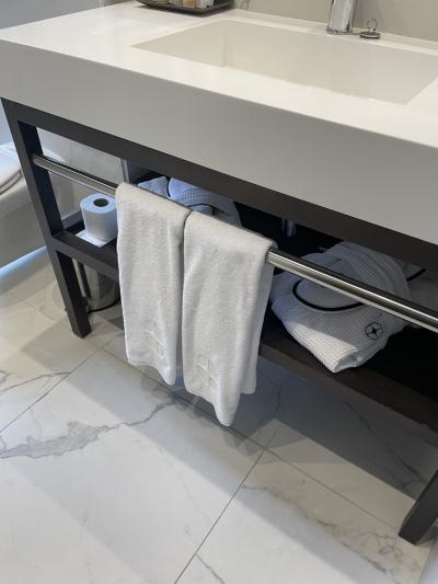 バスローブもスリッパもあります