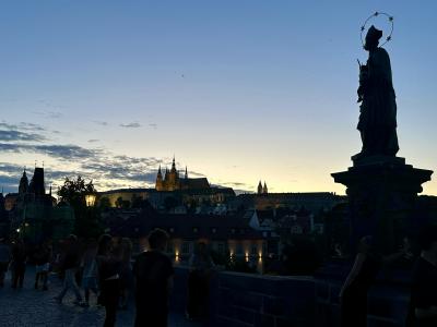 モルダウに架かる徒歩専用の14世紀からある橋