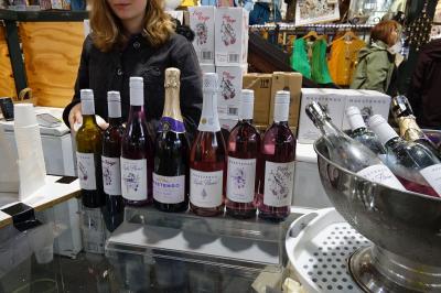 小さなマーケットに人がいっぱい