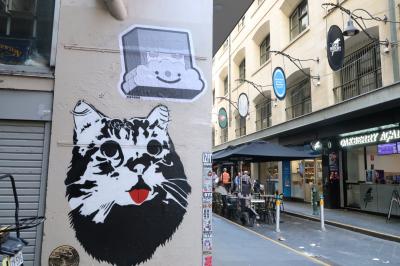 オープンエアのカフェが並ぶ路地裏のローカル感が楽しい