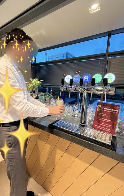 イケメン 高身長 スタッフが 注いでくれた 生ビール はサイコー&#9584;(*´&#65078;`*)&#9583;&#9825; 