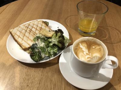 バリスタによるコーヒーサービス