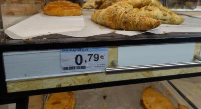 グラナダ大聖堂近く。飲み物、生鮮食品、パン等揃っていて、朝食に使いました