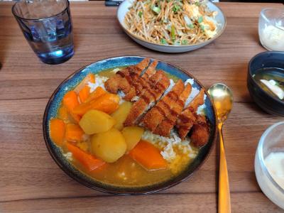 カツカレーはジャガイモと人参多め　辛さは足りない