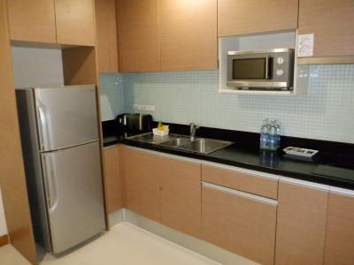 キッチンと冷蔵庫　手前に洗濯機あり