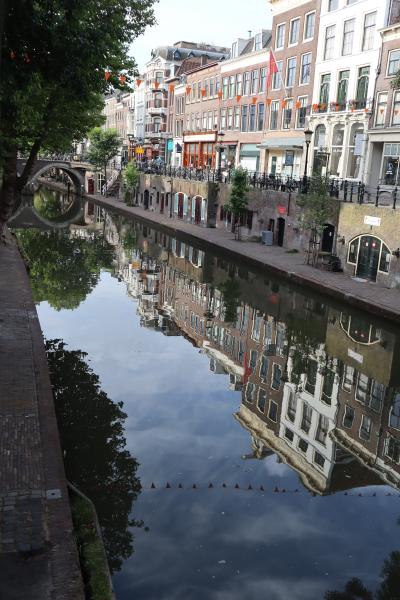 ユトレヒト中心部を流れる運河・運河沿いの店舗も興味深かった