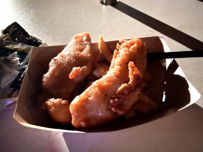 フィッシュアンドチップス店でテイクアウトして新しい花火ショー（ルミナス・ザ・シンフォニー・オブ・アス）を鑑賞！（エプコット）