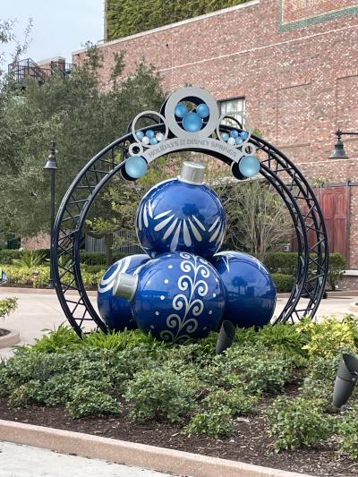 ディズニースプリングスはWDW敷地内のショッピングエリア！ディズニーグッズやレストランも充実！周辺の送迎がないホテルからのパーク移動手段に利用できる！
