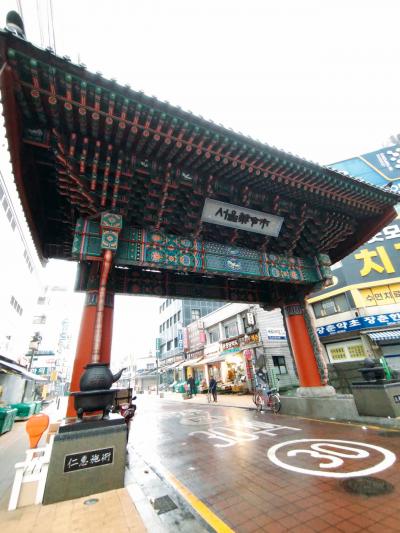 祭基洞駅からすぐ！広大な市場！