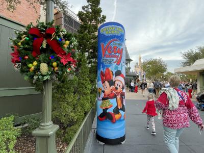 大人気特別チケット「ミッキーのベリーメリークリスマス」！真夜中までの貸切パーティーではイベントあり・パレードあり・アトラクション乗り放題！